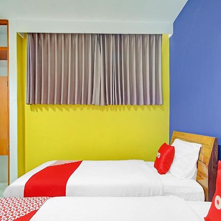 Oyo 90248 D'Em Homestay Family ケディリ エクステリア 写真