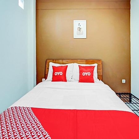 Oyo 90248 D'Em Homestay Family ケディリ エクステリア 写真